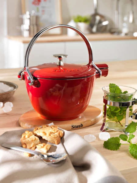 Staub Teekanne Und Wasserkessel Aus Gusseisen In Basilikumgrün 4 Staub Teekanne Und Wasserkessel Aus Gusseisen In Basilikumgrün – Bild 2