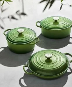 Le Creuset Bräter SIGNATURE Rund In Bamboo Green 24 Cm / 4,2 L -Wesco store LC 20201221 UK LS YC BAMBOOCOLL2021 053 copy 1