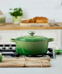 Le Creuset Bräter SIGNATURE Rund In Bamboo Green 24 Cm / 4,2 L -Wesco store LC 20201221 UK LS YC BAMBOOCOLL2021 091 1