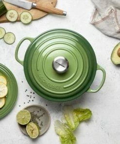 Le Creuset Bräter SIGNATURE Rund In Bamboo Green 20 Cm / 2,4 L 14 Le Creuset Bräter SIGNATURE Rund In Bamboo Green 20 Cm / 2,4 L -Wesco store LC 20201221 UK LS YC BAMBOOCOLL2021 113 copy