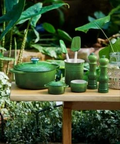 Le Creuset Bräter SIGNATURE Rund In Bamboo Green 24 Cm / 4,2 L -Wesco store LC 20201221 UK LS YC BAMBOOCOLL2021 144 copy 1